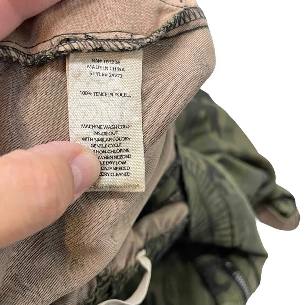 Soft Surroundings Camo Pant Size Medium Tencel Zip Pockets Straight Cuff Leg - Picture 4 of 6